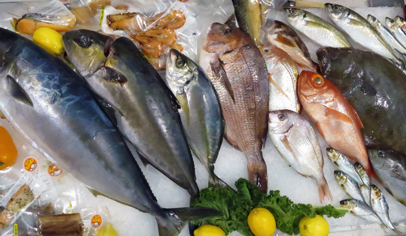 ФНС совместно с ФСБ проводит проверку продавцов рыбы и морепродуктов в трех регионах РФ